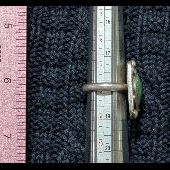 Sz 8 Estate 1970s NAVAJO Native American Green Turquoise Sterling Silver Ring - Picture 2 of 4